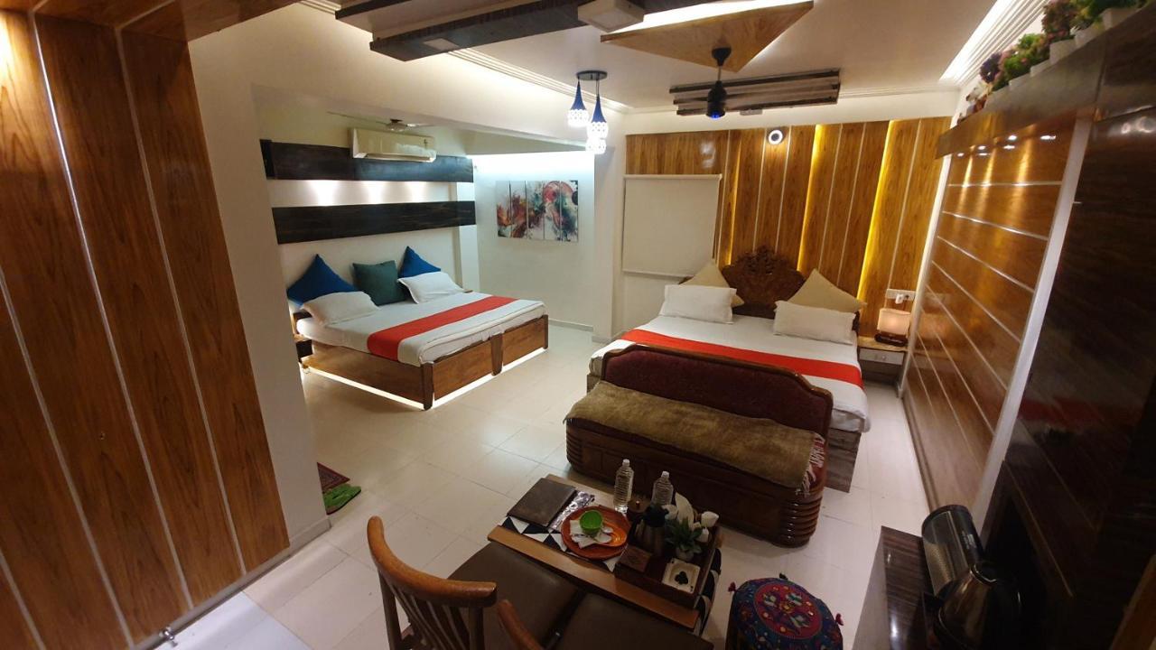 Hotel Krishna Ahmedabad Bagian luar foto