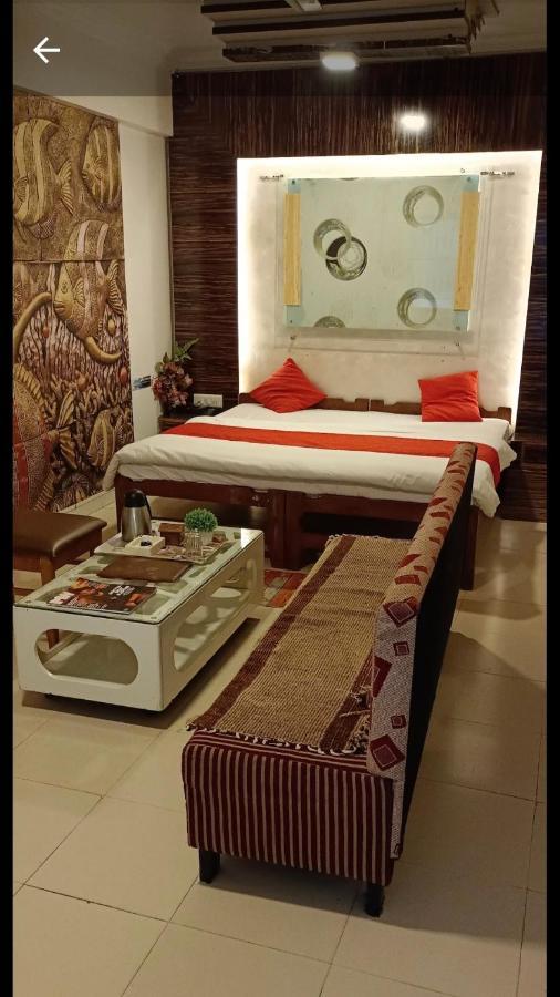 Hotel Krishna Ahmedabad Bagian luar foto