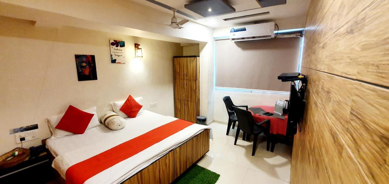 Hotel Krishna Ahmedabad Bagian luar foto