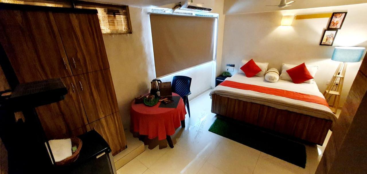 Hotel Krishna Ahmedabad Bagian luar foto