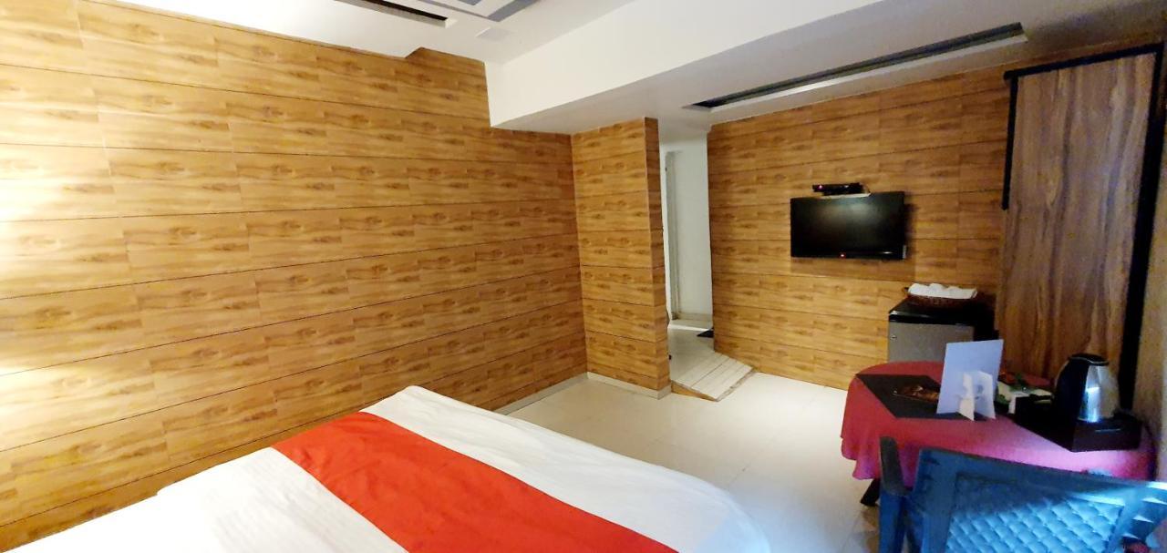 Hotel Krishna Ahmedabad Bagian luar foto