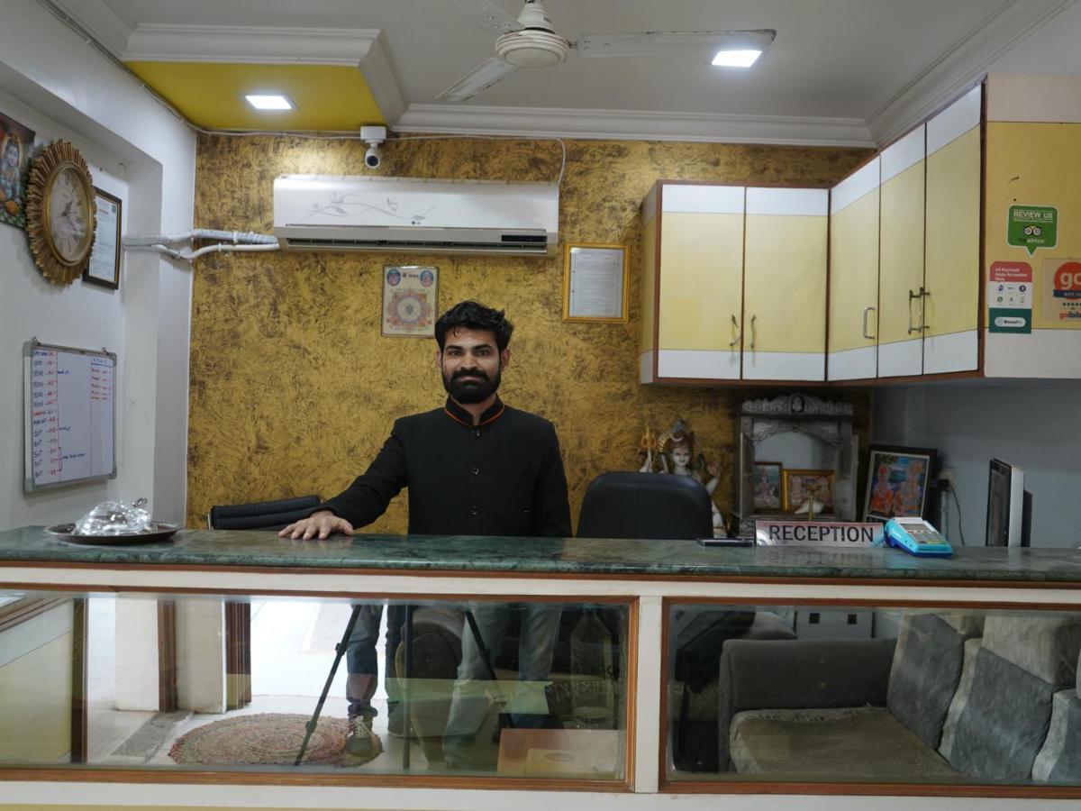 Hotel Krishna Ahmedabad Bagian luar foto