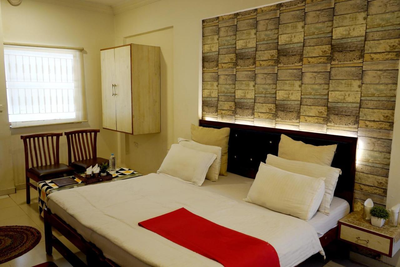 Hotel Krishna Ahmedabad Bagian luar foto