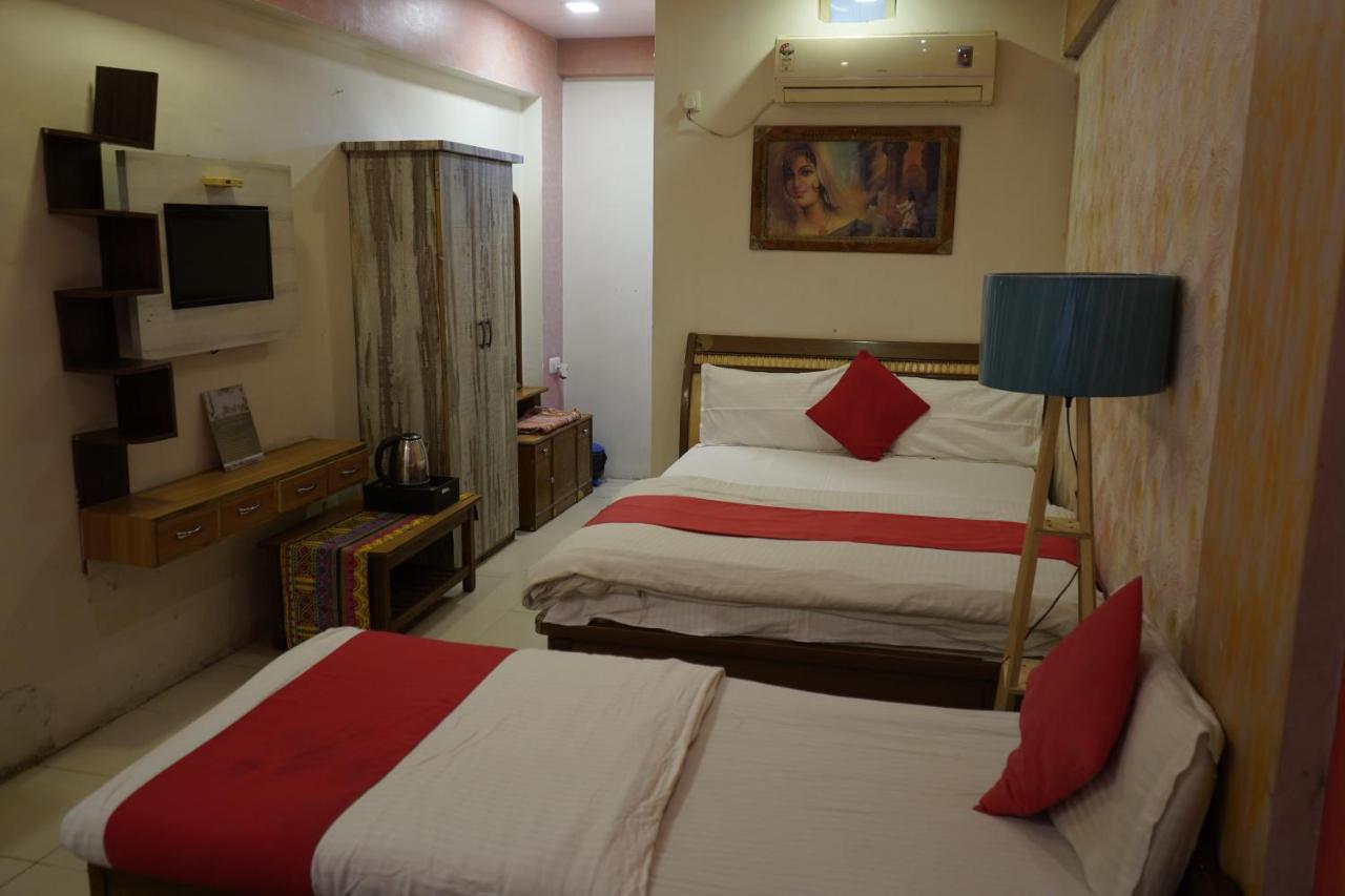 Hotel Krishna Ahmedabad Bagian luar foto