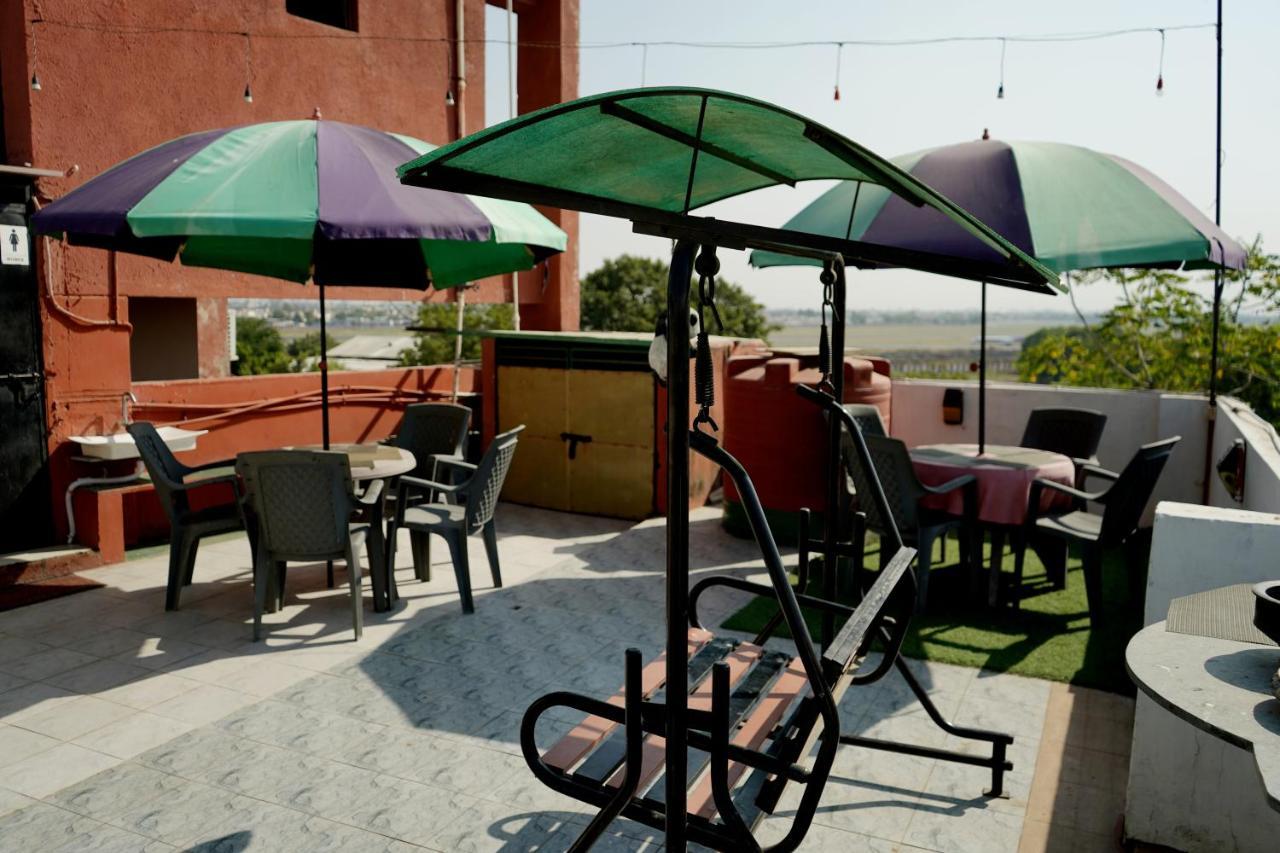 Hotel Krishna Ahmedabad Bagian luar foto