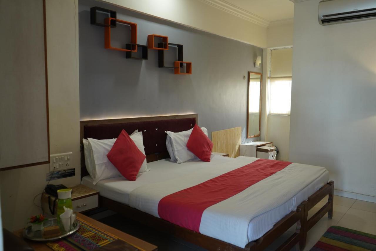 Hotel Krishna Ahmedabad Bagian luar foto