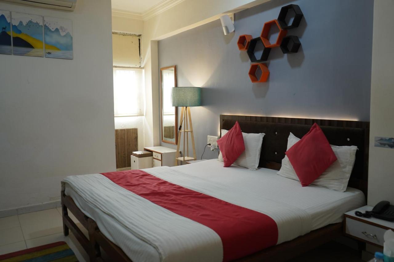 Hotel Krishna Ahmedabad Bagian luar foto