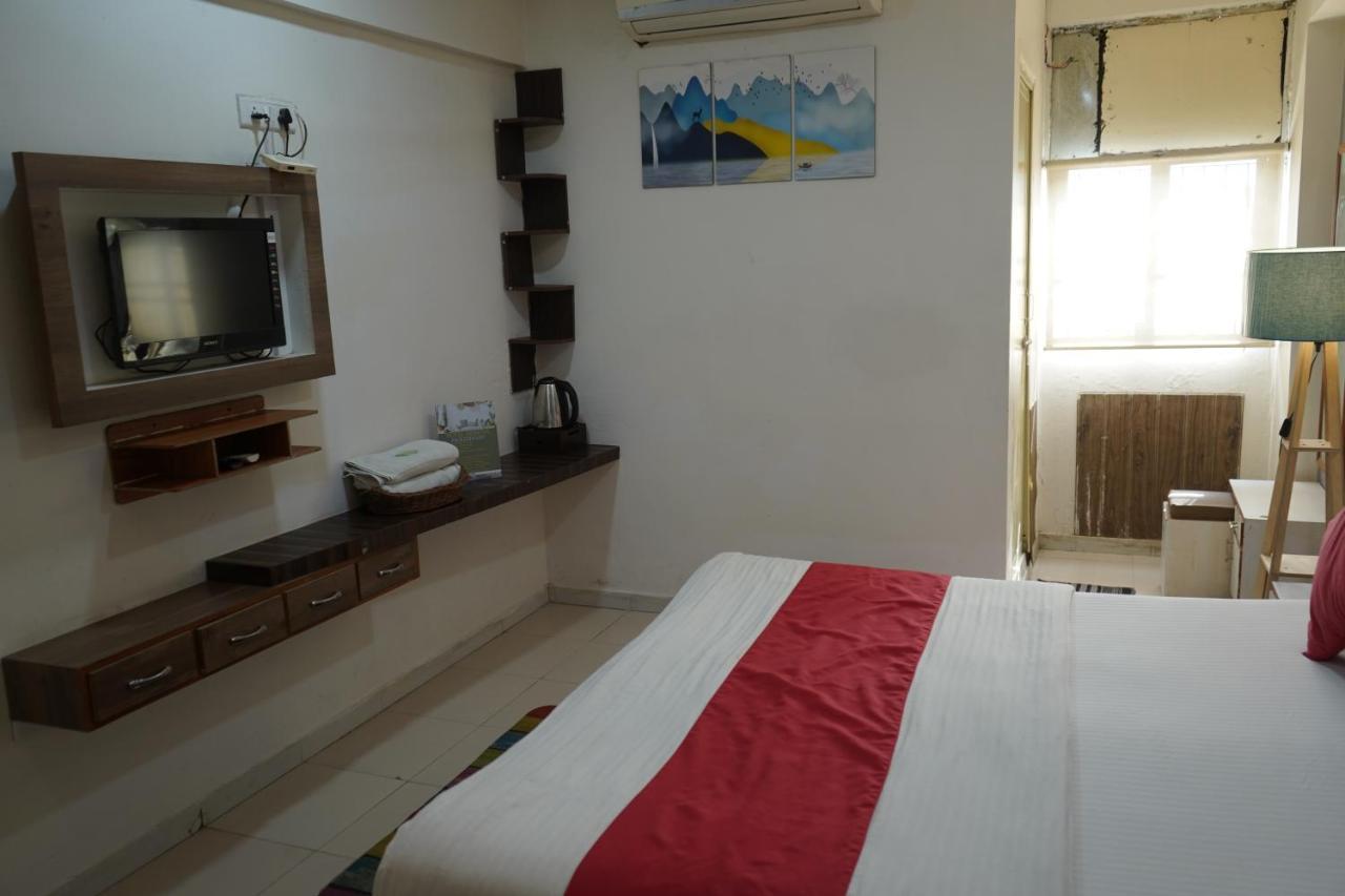 Hotel Krishna Ahmedabad Bagian luar foto
