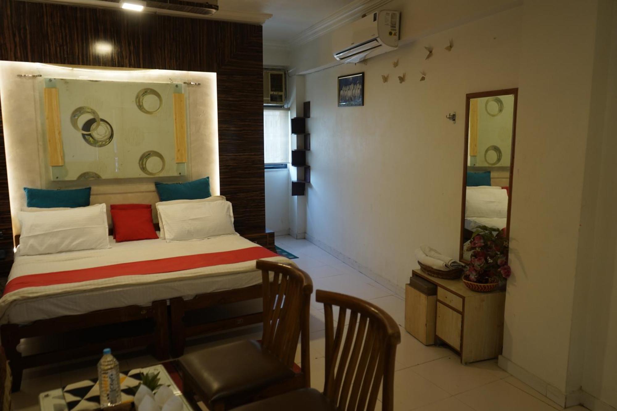 Hotel Krishna Ahmedabad Bagian luar foto