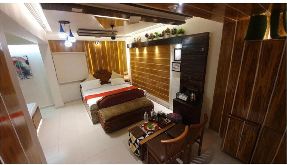 Hotel Krishna Ahmedabad Bagian luar foto