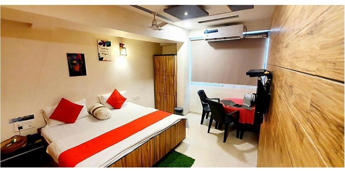 Hotel Krishna Ahmedabad Bagian luar foto