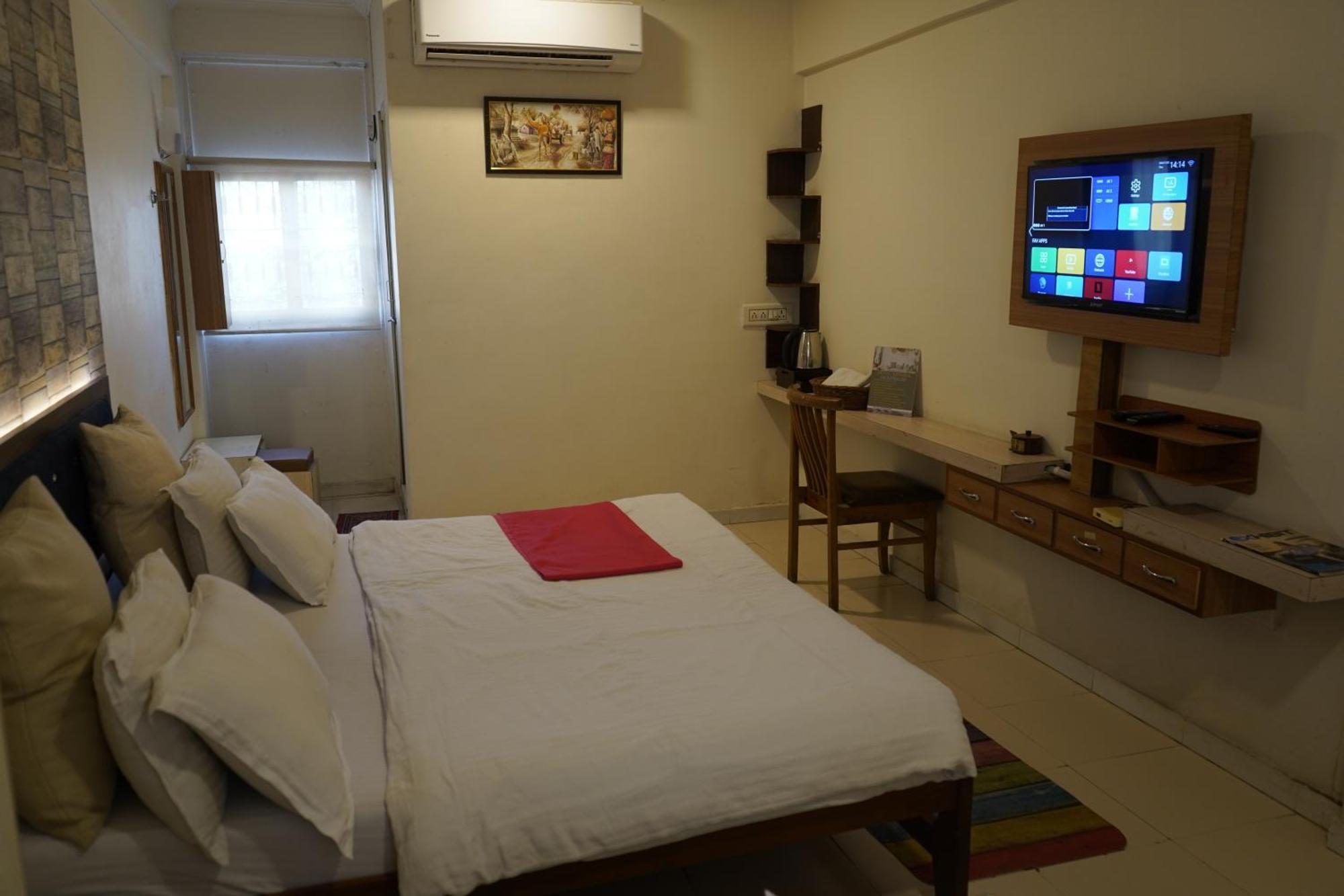 Hotel Krishna Ahmedabad Bagian luar foto