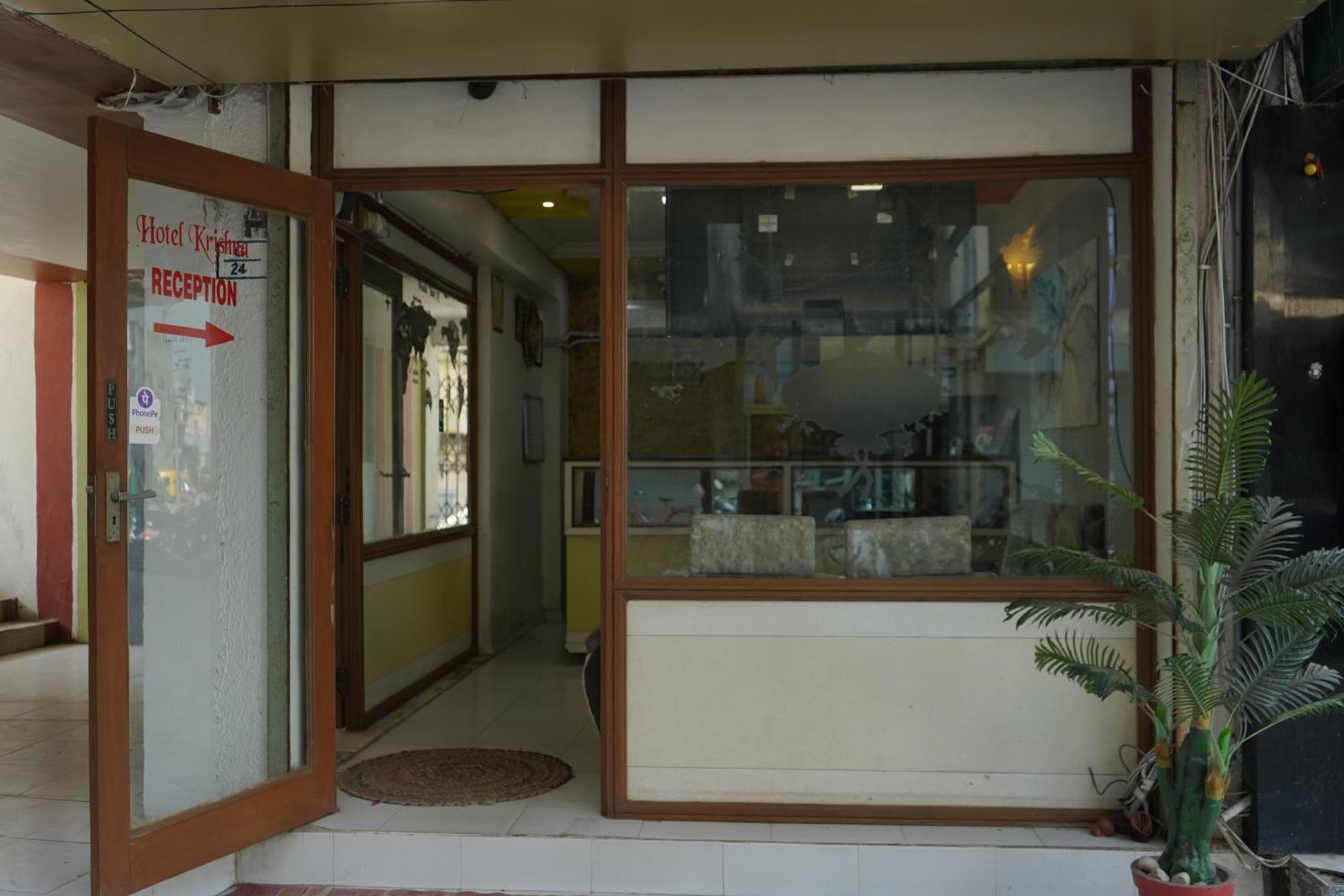 Hotel Krishna Ahmedabad Bagian luar foto