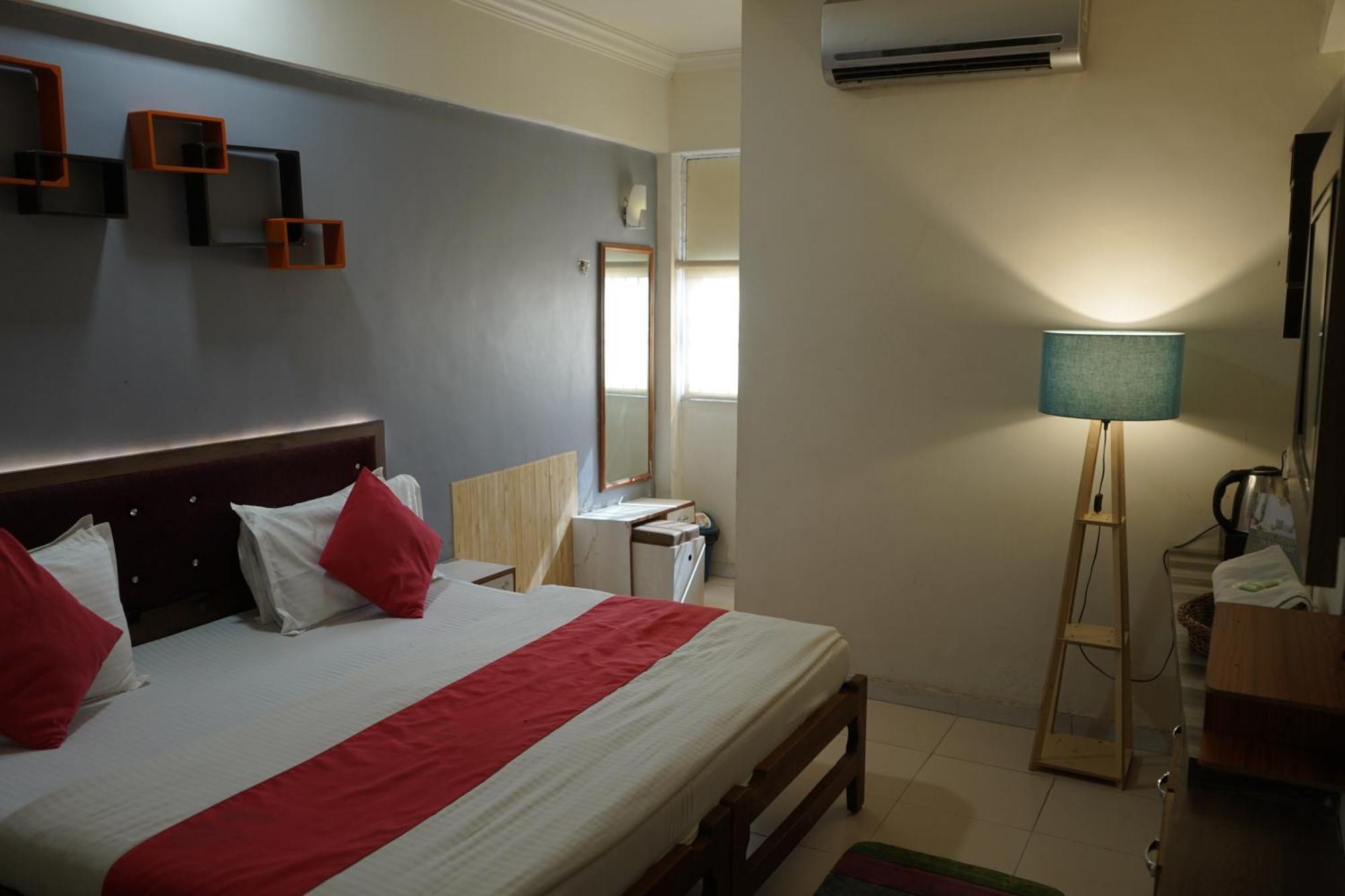 Hotel Krishna Ahmedabad Bagian luar foto