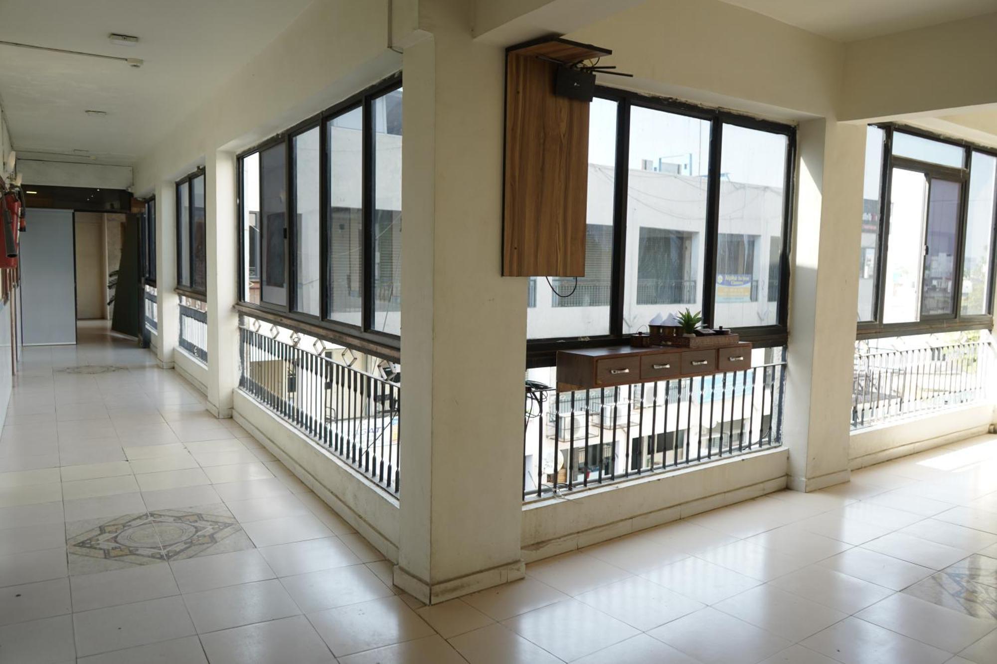Hotel Krishna Ahmedabad Bagian luar foto