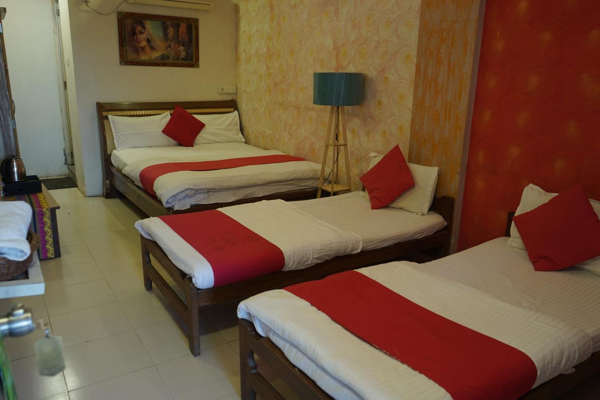 Hotel Krishna Ahmedabad Bagian luar foto