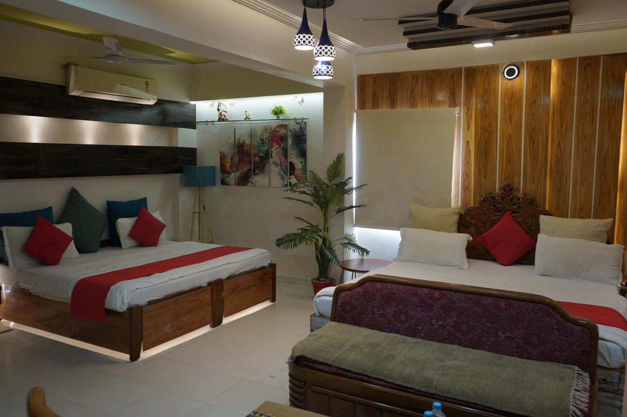 Hotel Krishna Ahmedabad Bagian luar foto