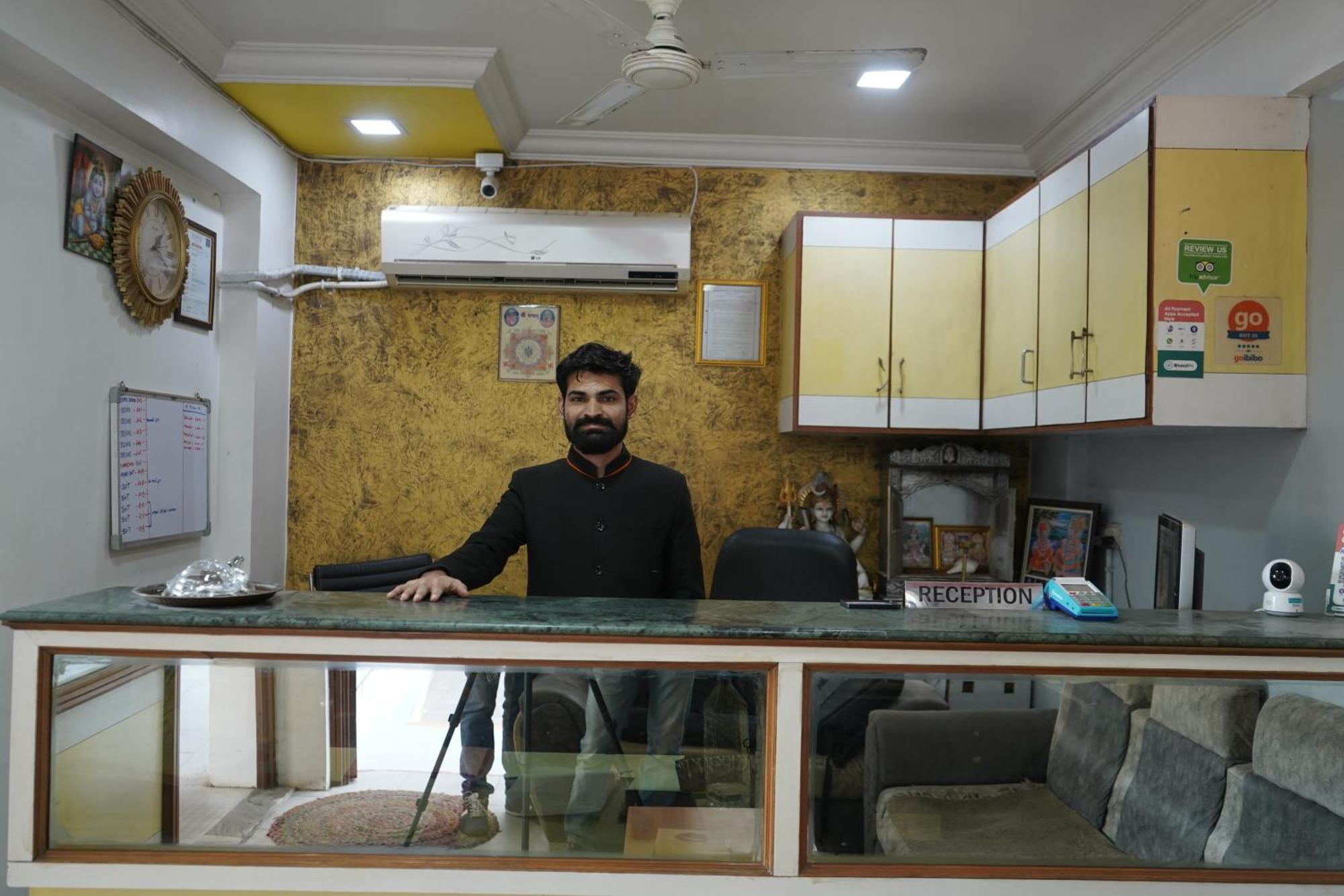 Hotel Krishna Ahmedabad Bagian luar foto
