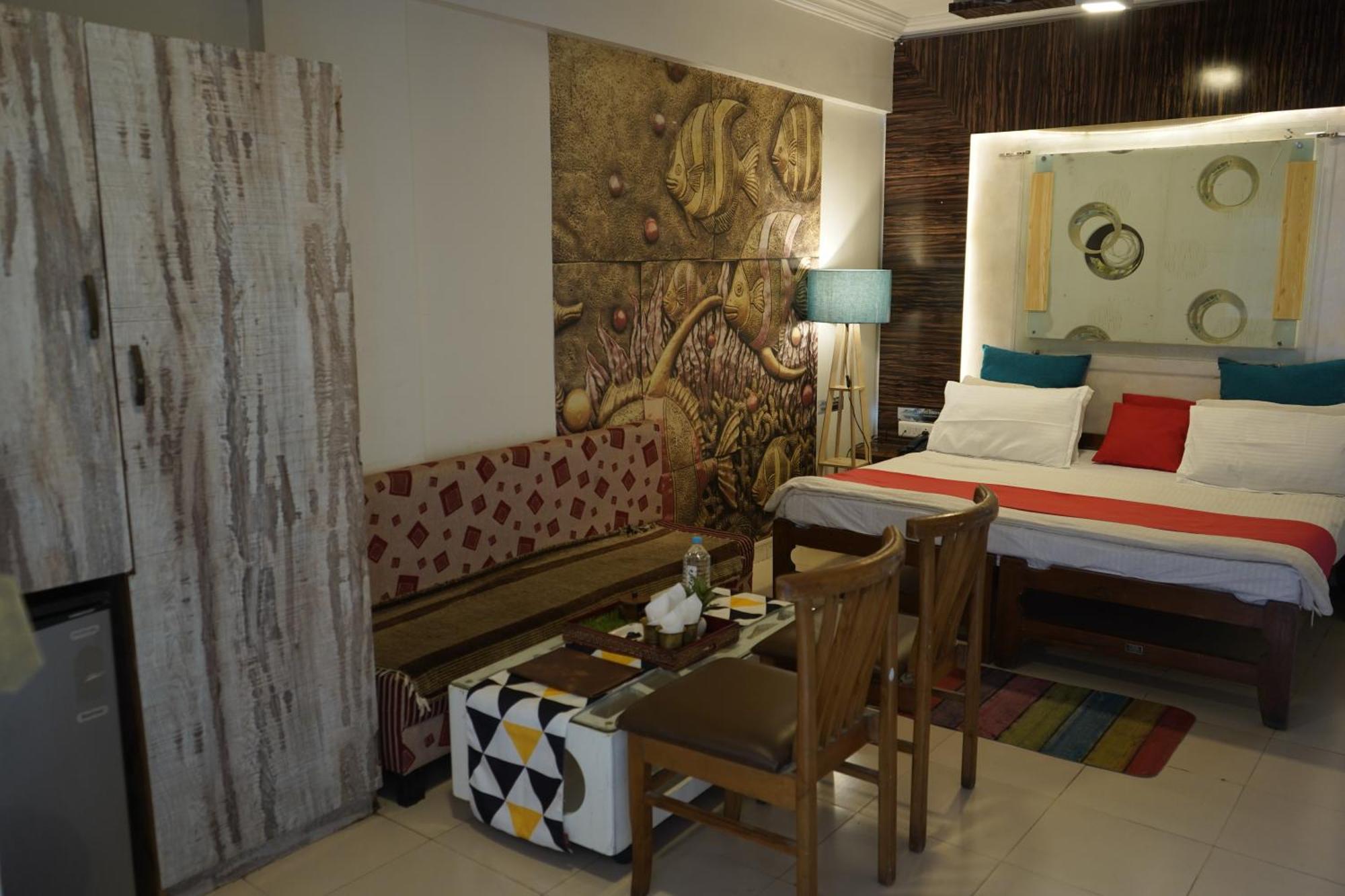Hotel Krishna Ahmedabad Bagian luar foto