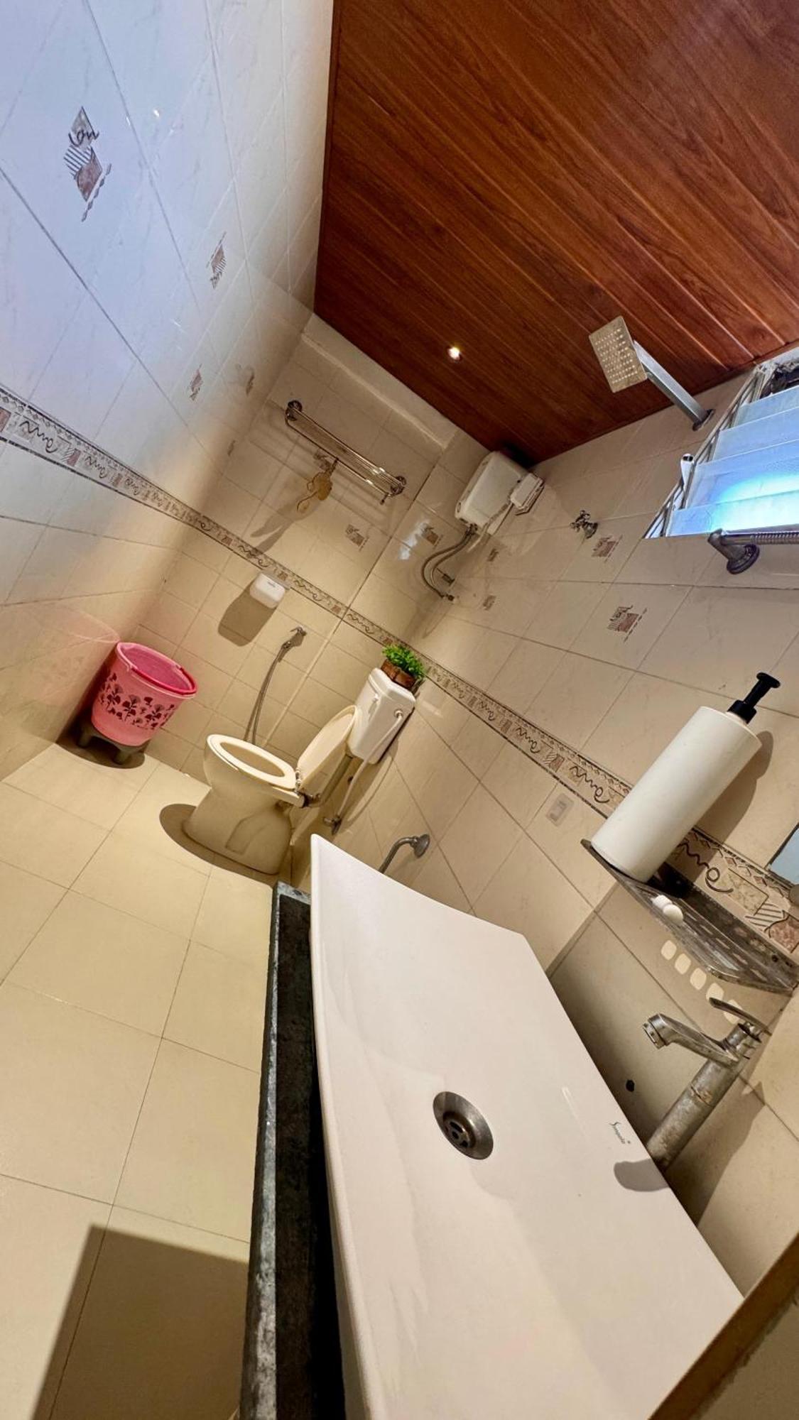 Hotel Krishna Ahmedabad Bagian luar foto