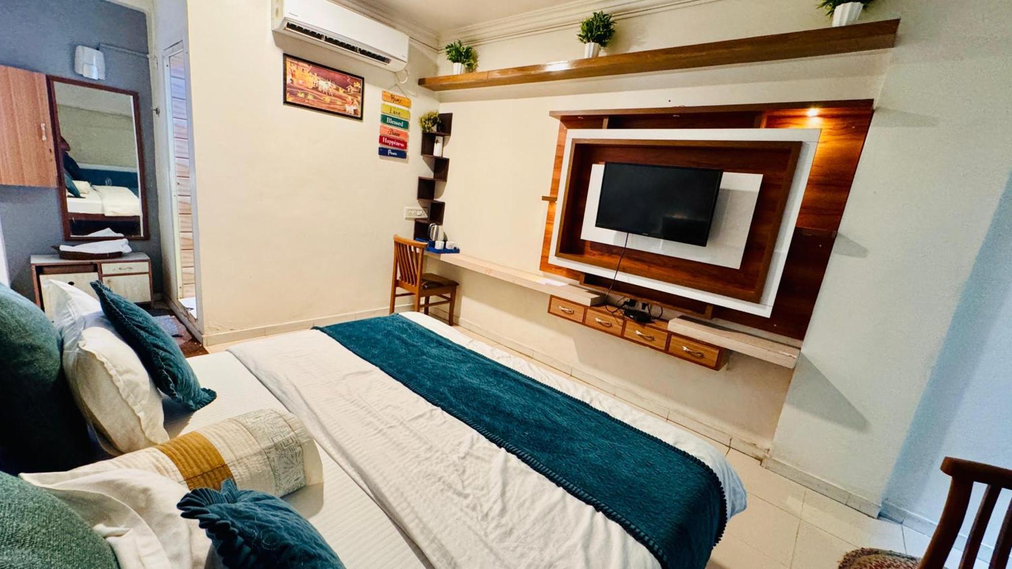 Hotel Krishna Ahmedabad Bagian luar foto