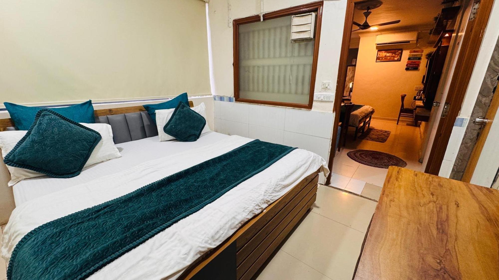 Hotel Krishna Ahmedabad Bagian luar foto