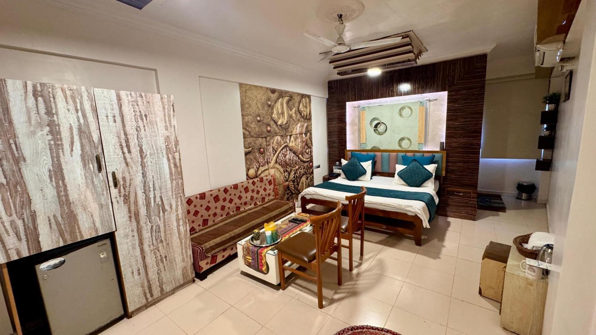 Hotel Krishna Ahmedabad Bagian luar foto