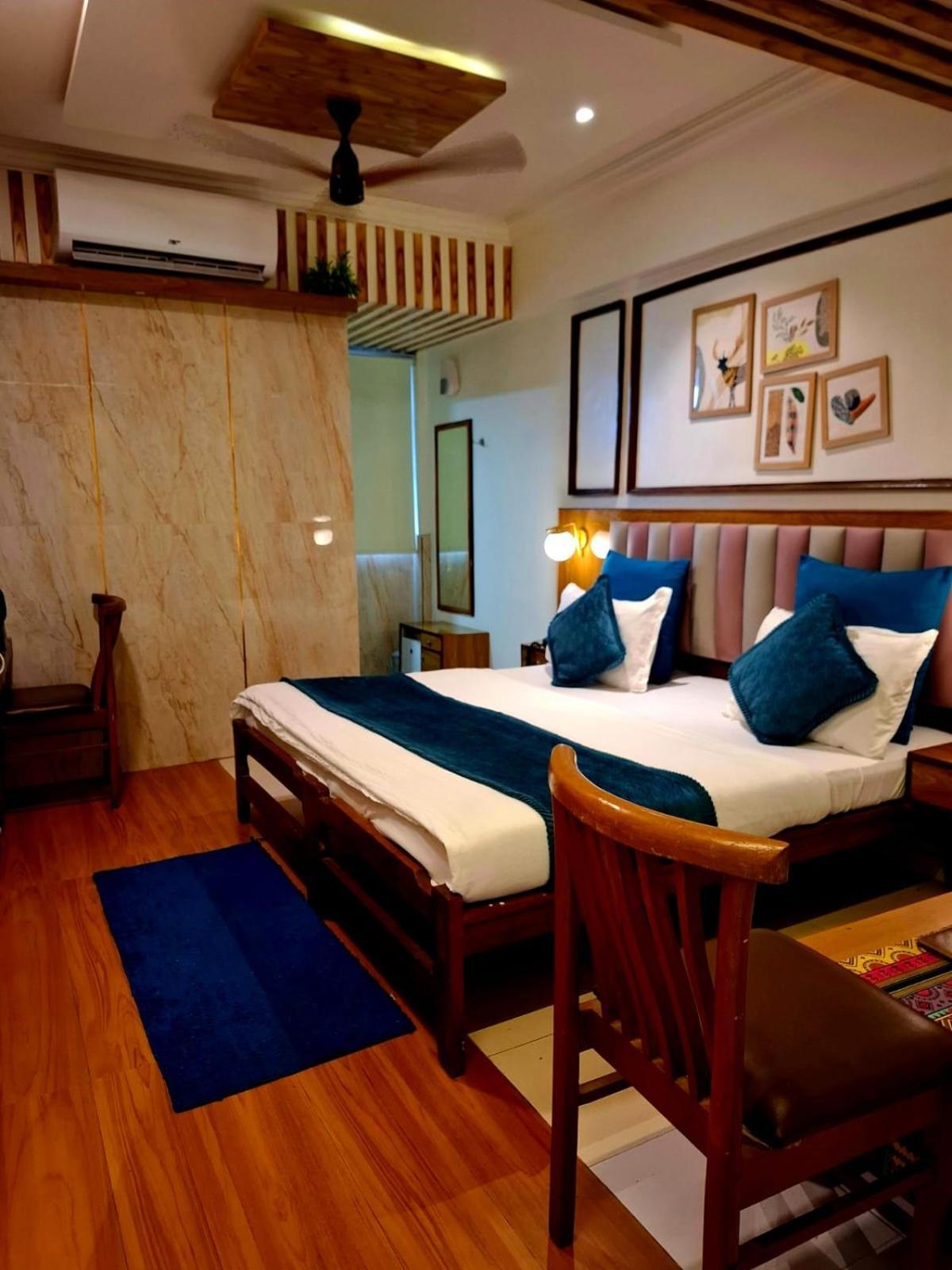 Hotel Krishna Ahmedabad Bagian luar foto